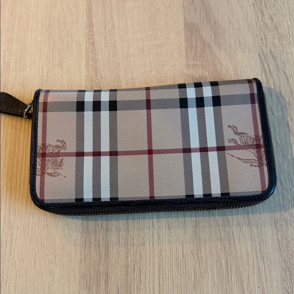 Burberry Novacheck Zip Wallet - Picture 3 of 10